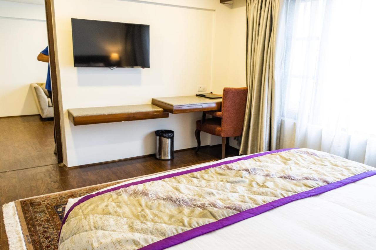 Paisley Palace Hotel ศรีนาการ์ ภายนอก รูปภาพ